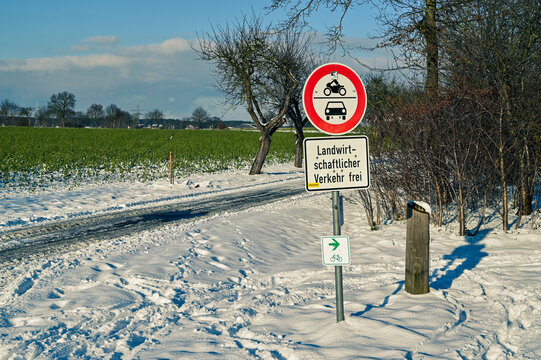 Verkehrsschild, Durchfahrtverbot, Wirtschaftsweg, landwirtschaftlicher Verkehr frei. l&auml;ndliche Region, Verbotsschild, keine PKW und Motorr&auml;der