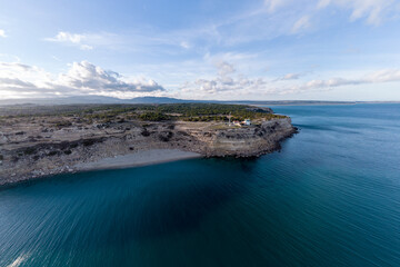 Leucate, la falaise, le plateau et la plagette vue du ciel (aude 11)
