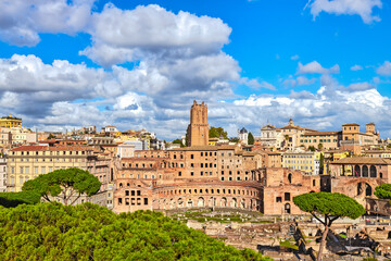 Fototapeta na wymiar Trajansmärkte mit dem Turm von Milizie in Rom