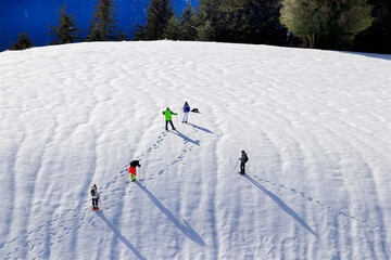 Groupe de personne en randonnée en raquette de neige