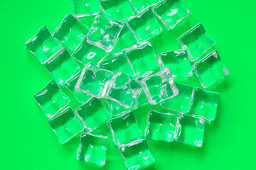 imitation artificial ice cubes plastic pieces transparent acrylic not really cold, optical illusion...