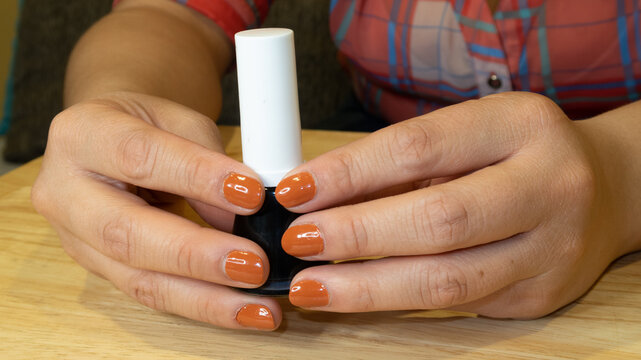 manos de mujer joven con barniz de u&ntilde;as