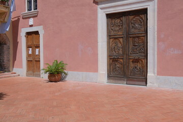 La chiesa di San Vincenzo Martire nel centro storico di Ameglia, La Spezia, Liguria, Italia.