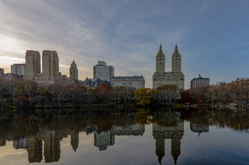 Fototapeta na wymiar New York pond reflection in central park