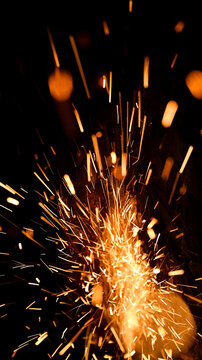 Funkenflug bei einem Feuerwerk.