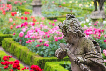 Obraz premium Statue in a rose garden of Paris