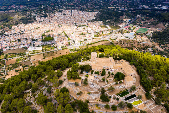 Spain, Balearic Islands, Majorca, Pollena, Town and&not;&dagger;Santuario&not;&dagger;del&not;&dagger;Puig&not;&dagger;de&not;&dagger;Maria, aerial view