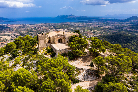 Spain, Balearic Islands, Majorca, Pollena, Town and&not;&dagger;Santuario&not;&dagger;del&not;&dagger;Puig&not;&dagger;de&not;&dagger;Maria, aerial view