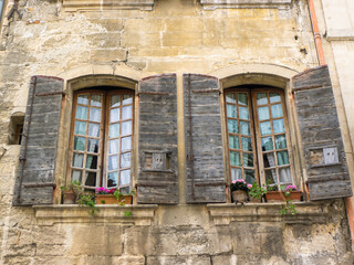 Fototapeta na wymiar Zwei schöne Fenster mit kleinen Rechtecken und schönen Holz Fensterläden
