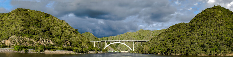 Fototapeta na wymiar panorámica del lago san roque villa Carlos paz en un día nublado y aguas cristalinas.