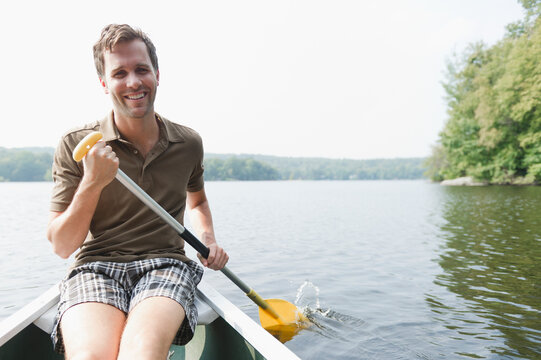 USA, New York, Putnam Valley, Roaring Brook Lake, Man rowing boat