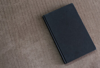 libro sobre cojín preparado para ser leído y emprender un gran viaje