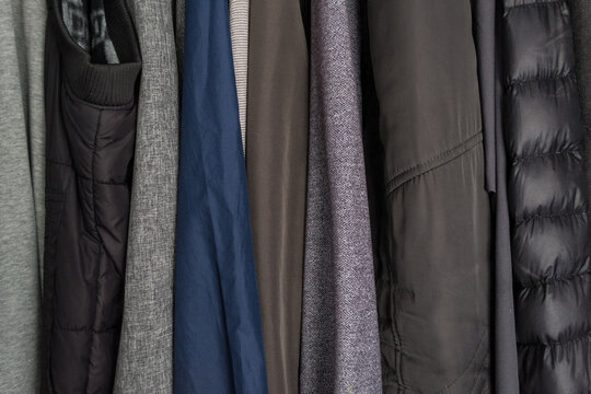 chaquetas, buzos, ropa en armario.