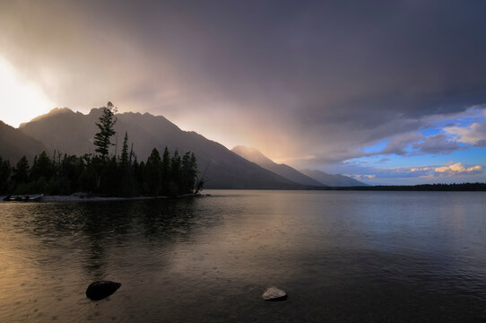 USA, Grand Teton National Park, Lake at dusk
