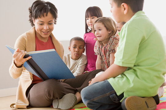 Teacher reading to schoolchildren (6-7)