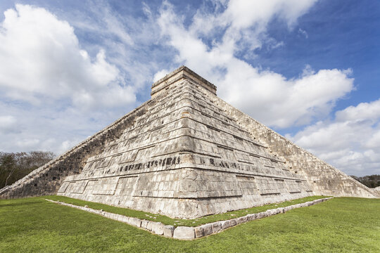 Mexico, Yucatan Peninsula, Chichen Itza, Kukulcan pyramid