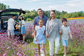 The happiness of the family in the suburbs to play