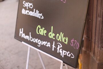 Letrero de comidas en mexico, sopes, quesadillas, hamburguesas, papas