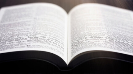 Obraz premium Bible Open on a Rustic Wooden Table