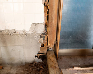 建築　リフォーム素材　築40年住宅　湿気により腐った浴室の床　実例