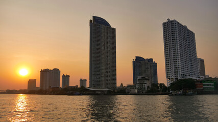 Obraz premium Beautiful sunset Cityscape urban of Bangkok city at Chao Praya river, Thailand