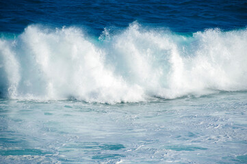 海岸に打ち寄せる大波