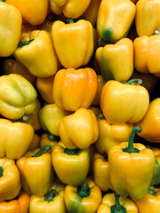 Chile Morrón o pimiento amarillo verduras presentadas a consumidores en un mercado