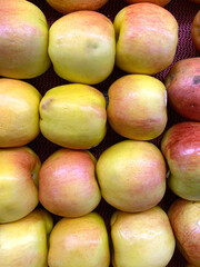 Grupo de manzanas frutas  presentadas a consumidores en un mercado