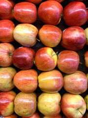 Grupo de manzanas frutas  presentadas a consumidores en un mercado