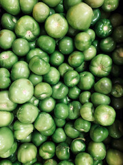 Tomate Verde en Grupo de verduras presentadas a consumidores en un mercado