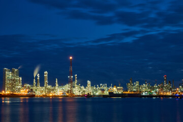 Obraz na płótnie Canvas oil refinery plant at night