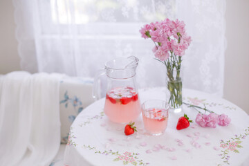 Fototapeta na wymiar strawberry and flowers