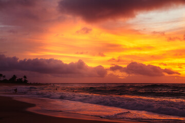 Fototapeta na wymiar Sunrise over Sandy Beach, a beach on the South Shore of Oahu in Hawaii 