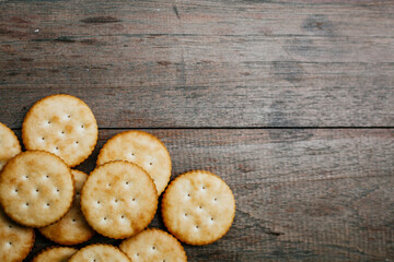 Round salted cracker cookies in wooden bowl putting