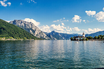 Obraz premium Lake Traunsee with Castle Ort or Orth at Gmunden in Salzkammergut, Austria