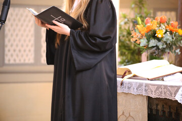 Vikarin hält den Gottesdienst in einer protestantischen Kirche