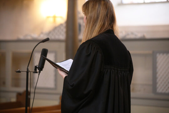 Vikarin h&auml;lt den Gottesdienst in einer protestantischen Kirche