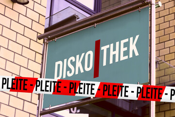 Eine Diskothek und Absperrband Pleite