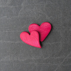 Obraz premium Pink decorative hearts on grey stone background with copy space. Valentine’s day concept