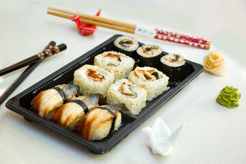 Eel fish sushi rolls set