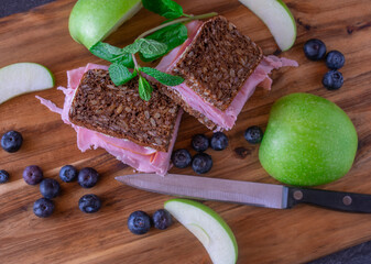 Healthy whole grain breakfast sandwich 