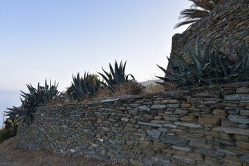 Murs de pierres sèches dans le cap Corse