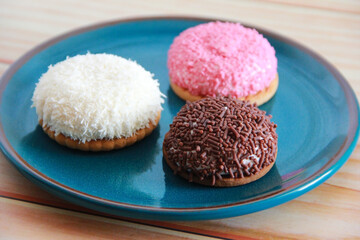 sweet marshmallows on cookies with pastry sprinkles