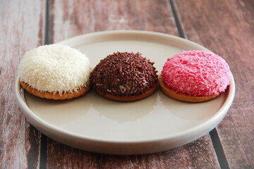 sweet marshmallows on cookies with pastry sprinkles