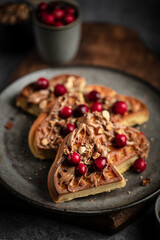 Gaufres coeurs purée d'amande et fruits rouges