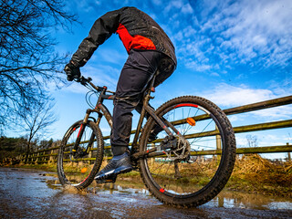 Fototapeta na wymiar Cycling scene in winter on a dirty trail