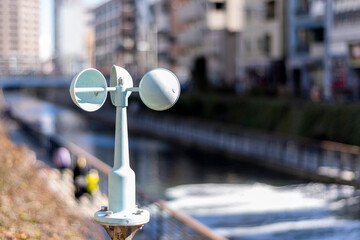 都会の街角の風速計