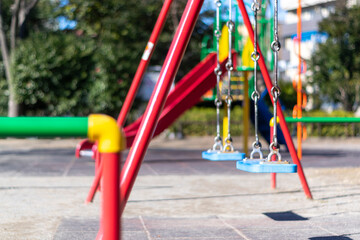 カラフルな児童公園の遊具　ブランコ