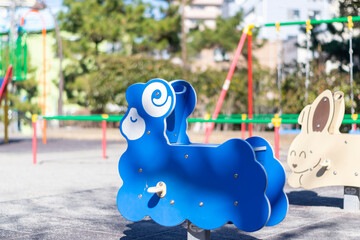 カラフルな児童公園の遊具　ロッキング遊具