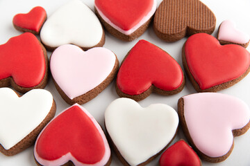 Obraz premium Gingerbread hearts festive on Valentines Day. Sugar glazed cookies. Macro